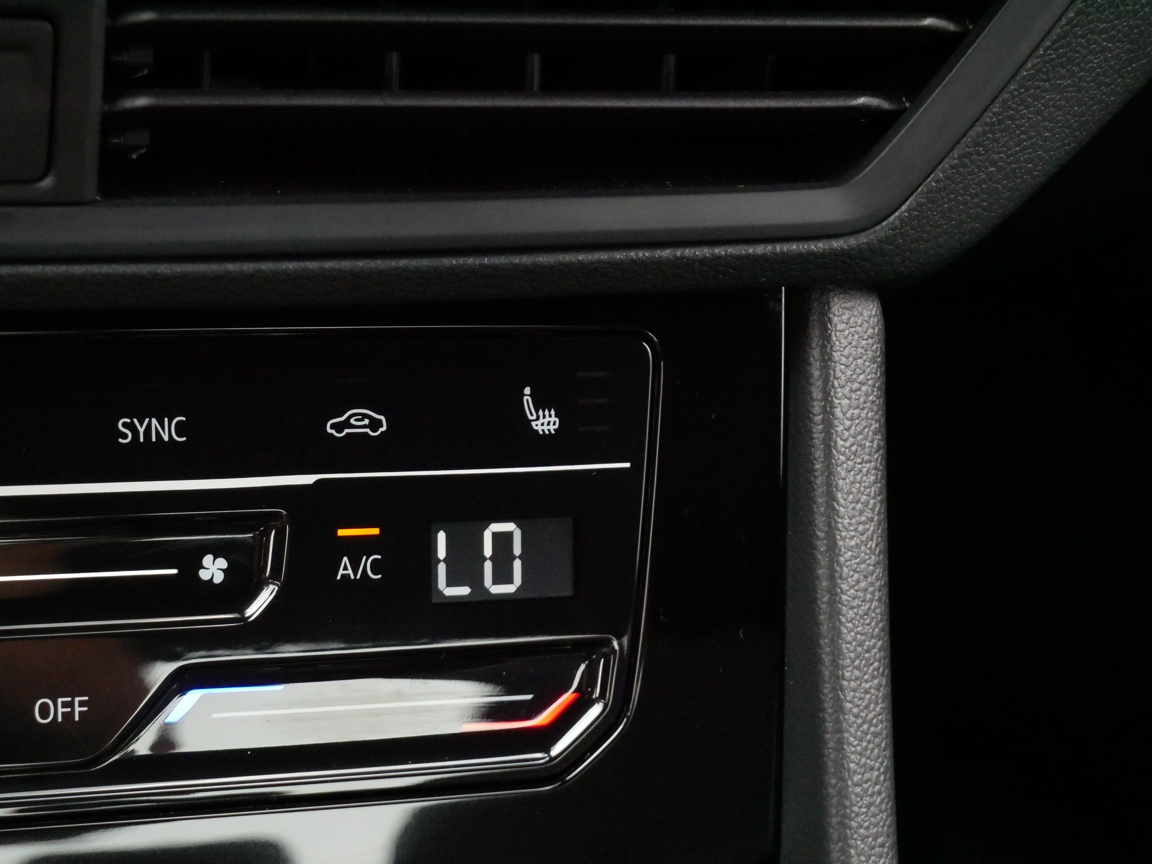 Certified 2025 Volkswagen Jetta Sport FWD image 28