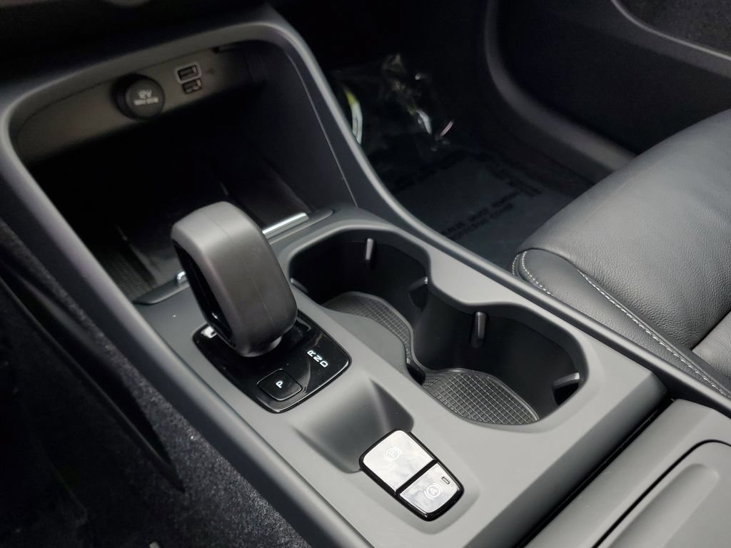 Certified 2022 Volvo XC40 T4 Momentum w/ Premium Package FWD image 27
