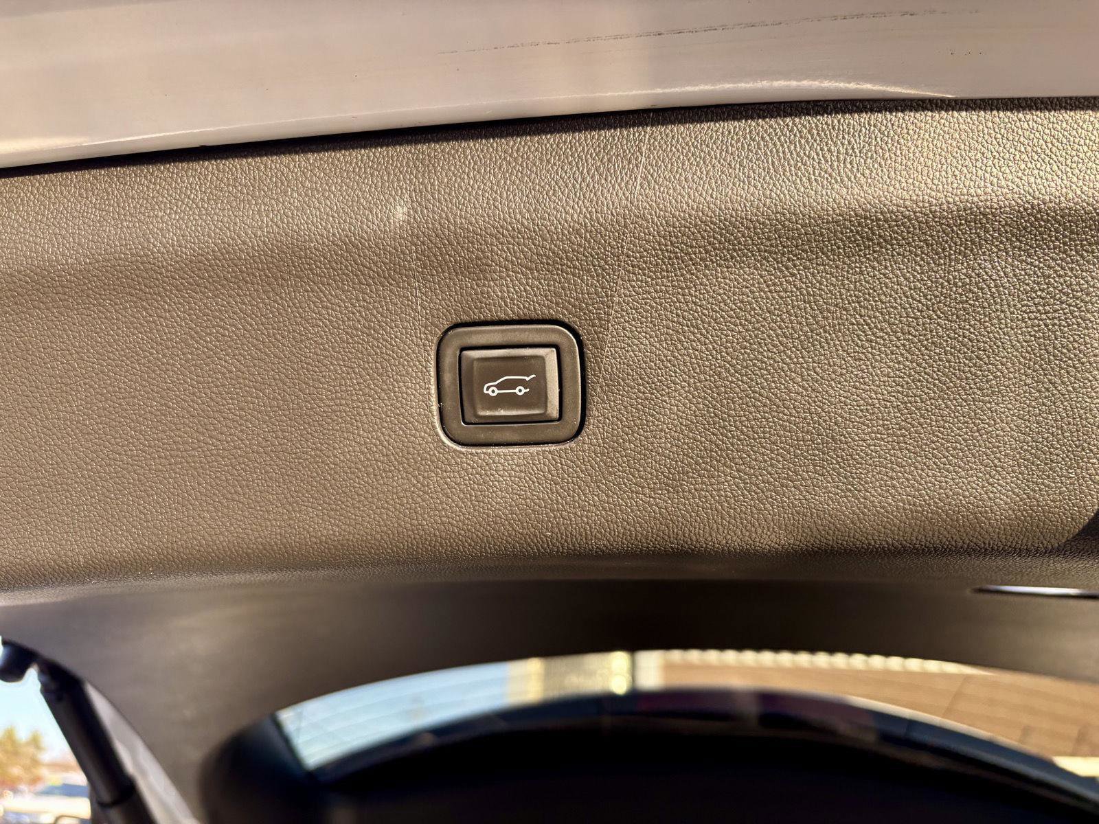 Used 2022 Buick Enclave Premium AWD/4WD image 17