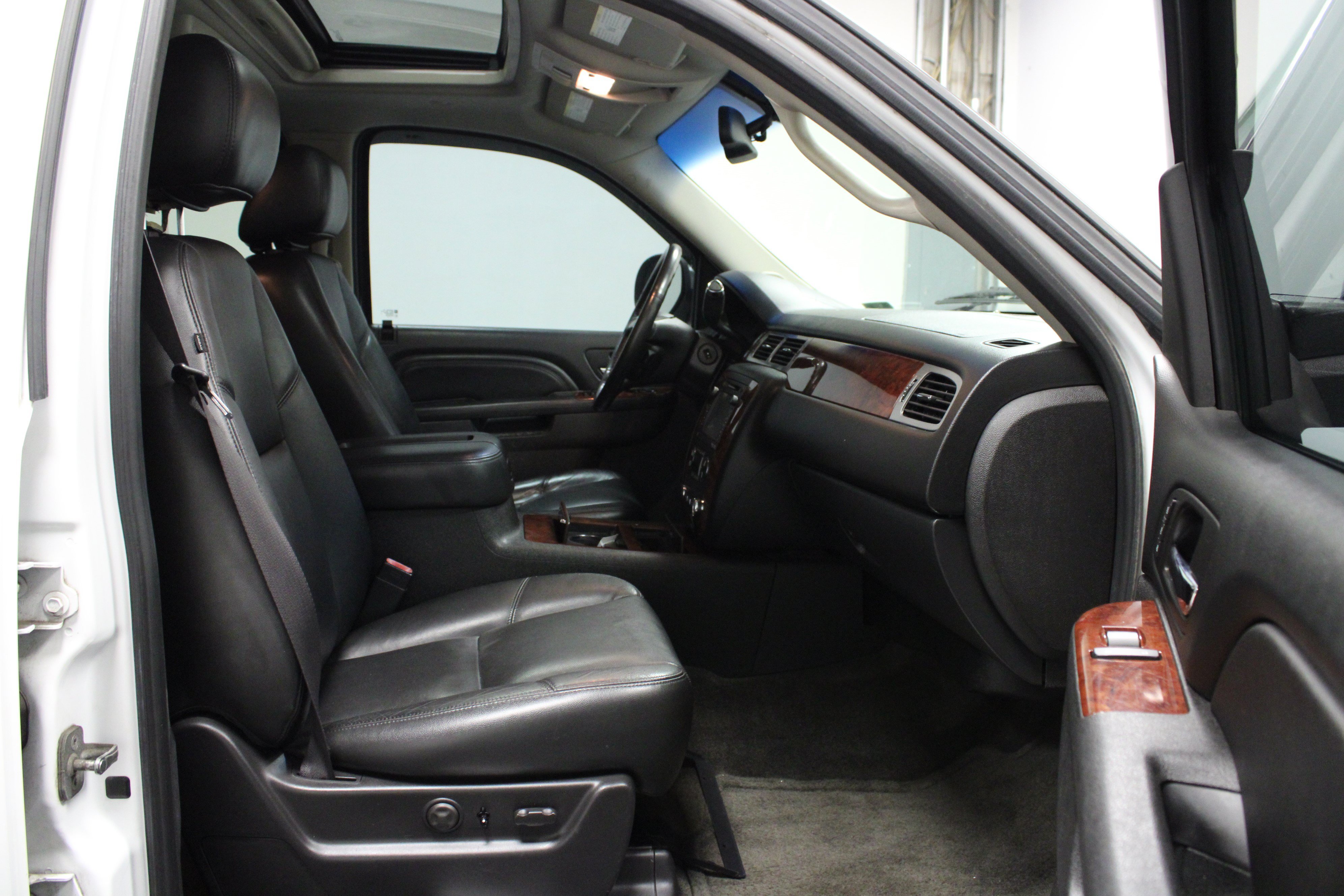 Used 2012 Chevrolet Tahoe LTZ AWD/4WD image 17