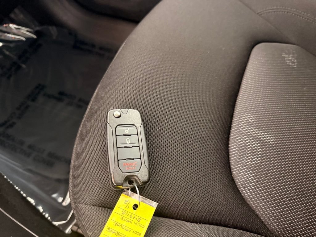 Used 2015 Jeep Renegade Latitude AWD/4WD image 34