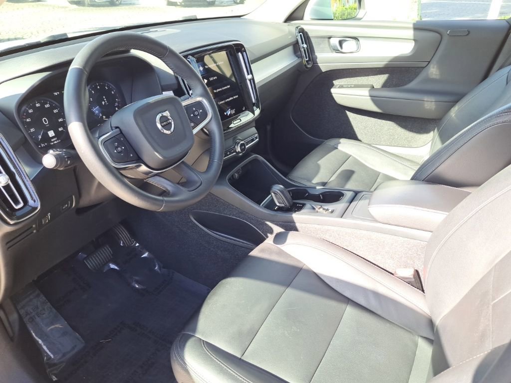 Used 2021 Volvo XC40 T5 Momentum w/ Climate Package image 13