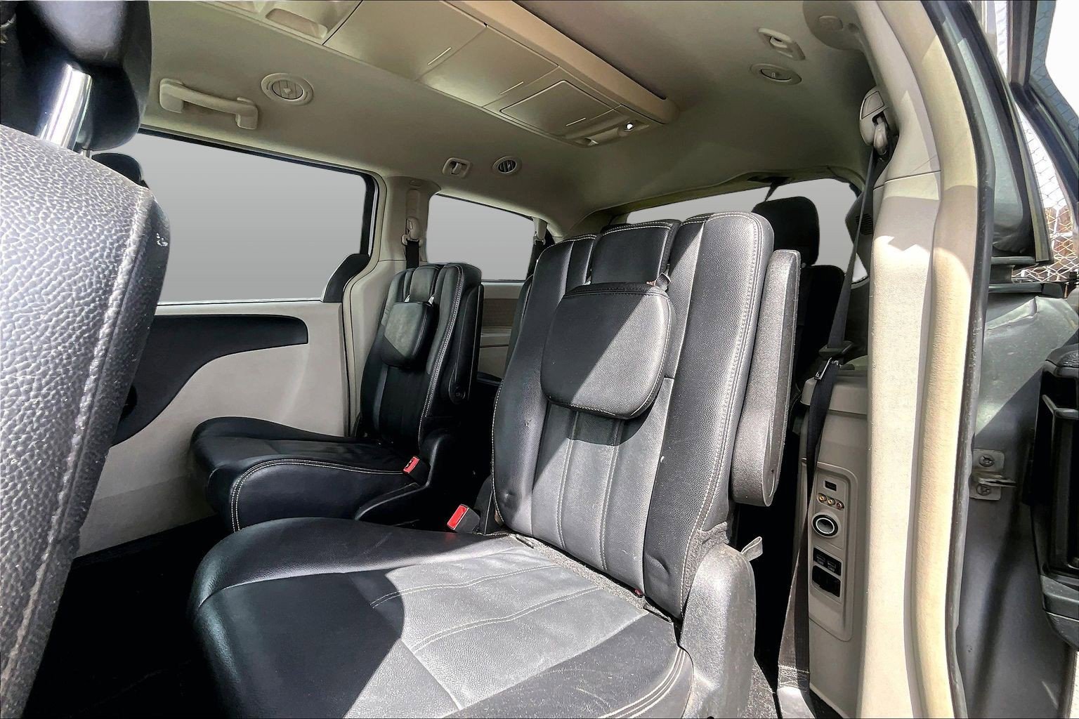 Used 2014 Chrysler Town & Country Touring image 16