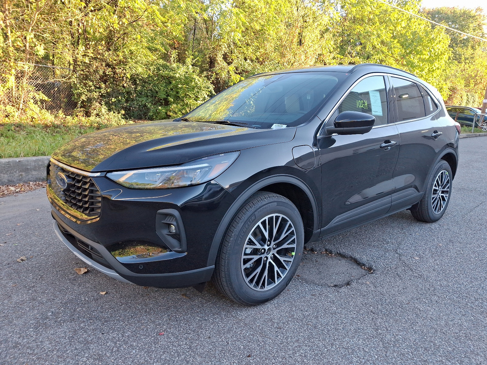 New 2025 Ford Escape SE w/ PHEV Premium Package FWD image 3