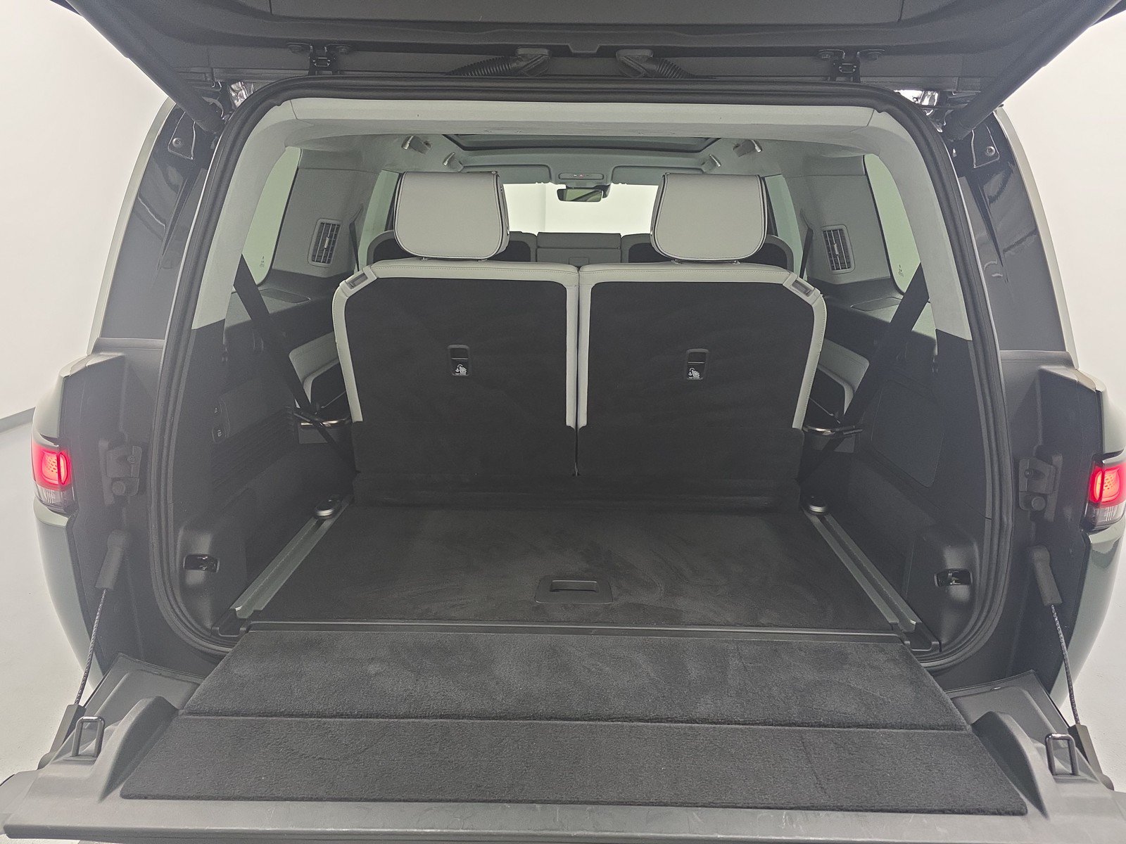 Used 2024 Rivian R1S Adventure AWD/4WD image 15