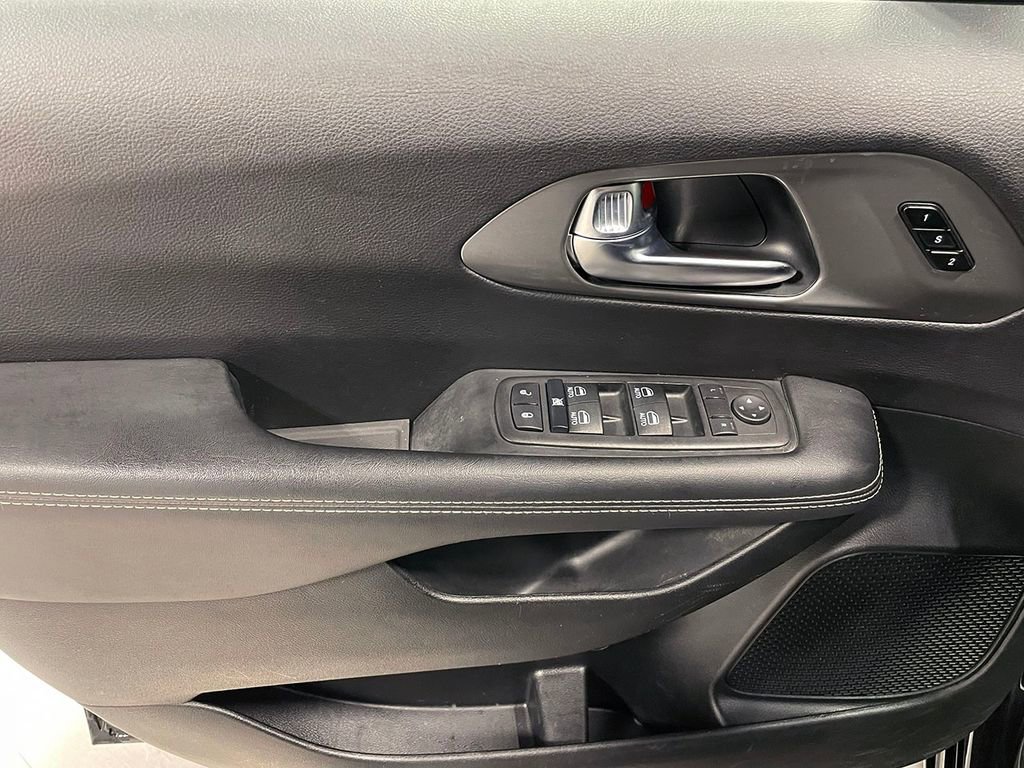 Used 2025 Chrysler Pacifica Select image 21