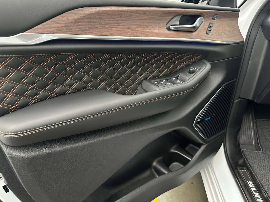 New 2025 Jeep Grand Cherokee Summit w/ Luxury Tech Group V image 26