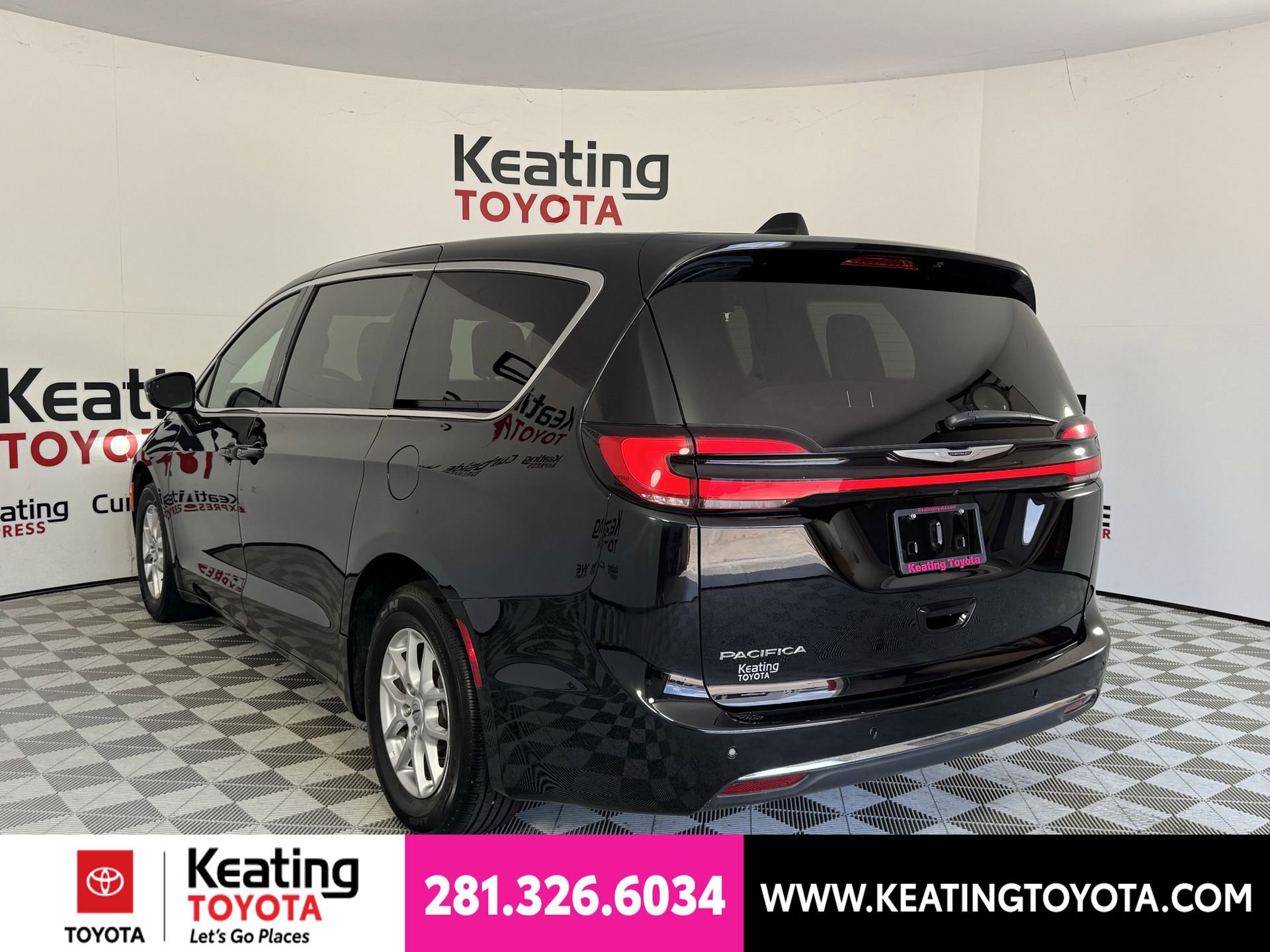Used 2025 Chrysler Pacifica Select FWD image 7