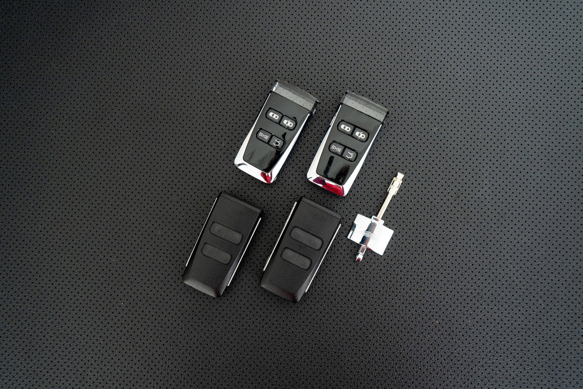 Used 2014 Aston Martin DB9 Volante -Very Low Miles, Pearl image 21