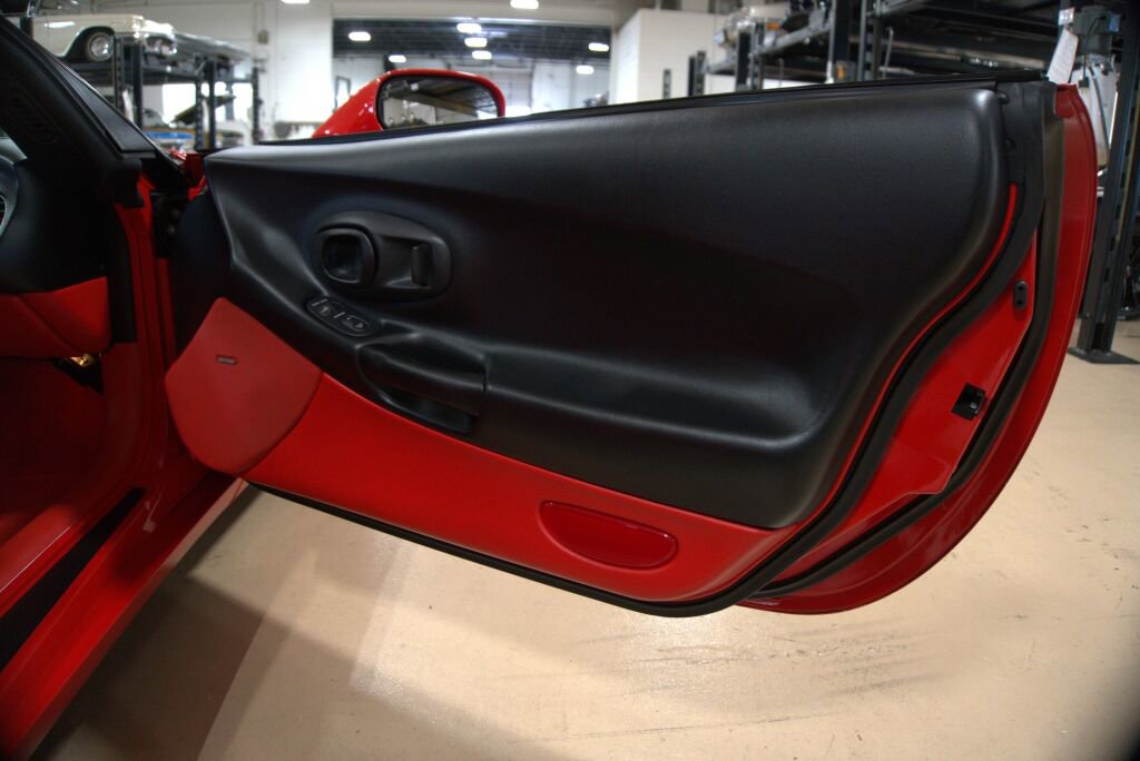 Used 2000 Chevrolet Corvette Coupe w/ Roof Pkg RWD image 35