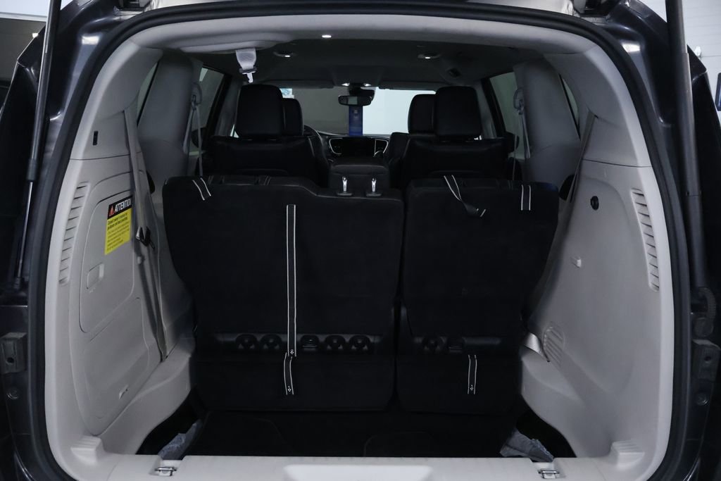 Used 2023 Chrysler Pacifica Touring-L image 17