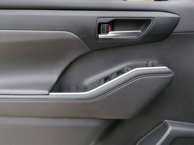 Used 2024 Toyota Highlander XLE FWD image 11