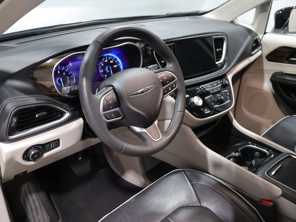 Certified 2024 Chrysler Pacifica Limited FWD image 17