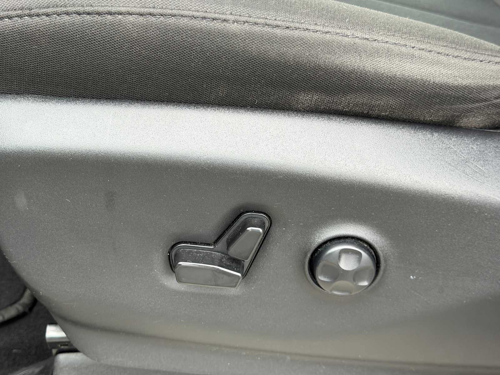 Used 2023 Chrysler Voyager LX FWD image 5