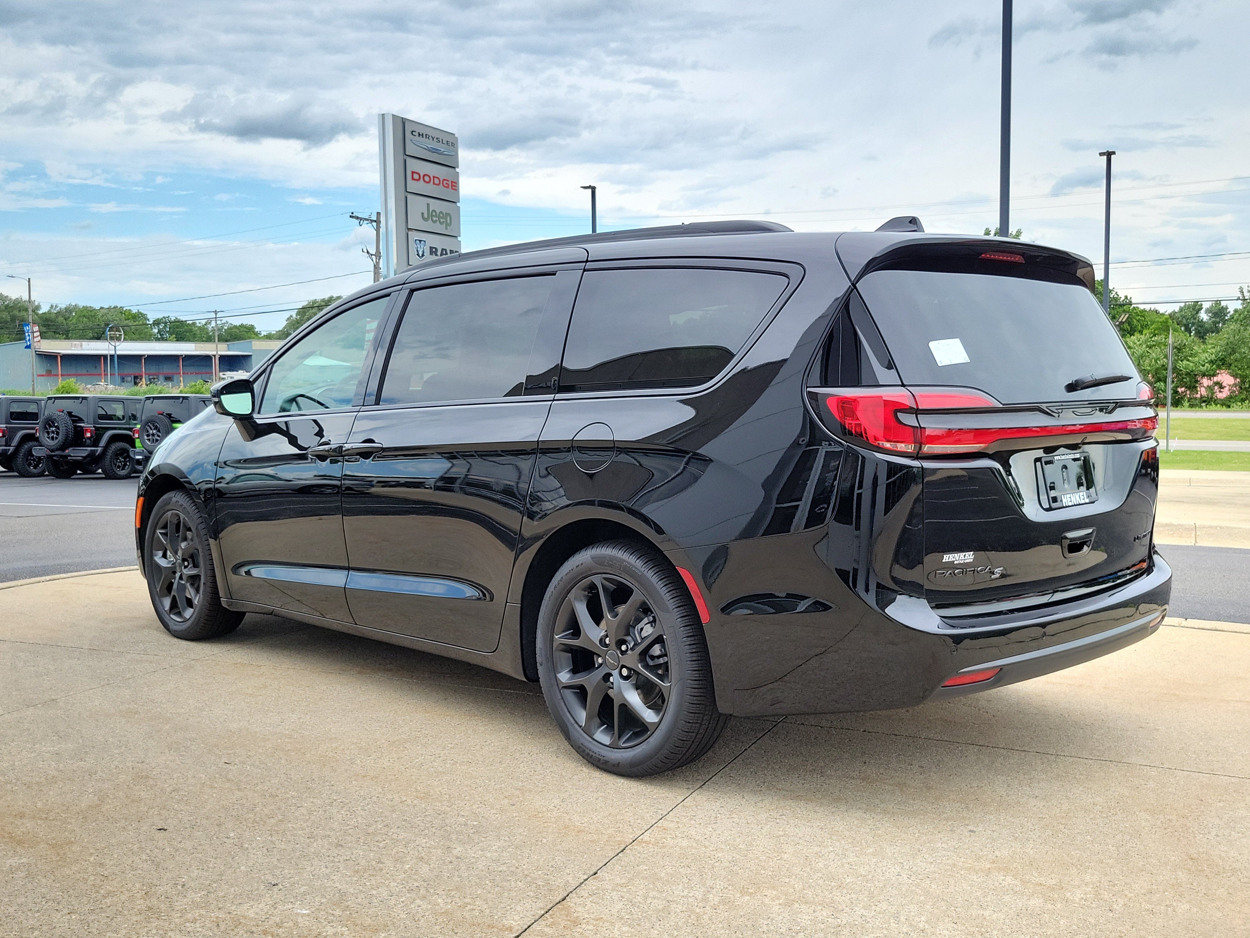 New 2027 Chrysler Pacifica Limited FWD image 3