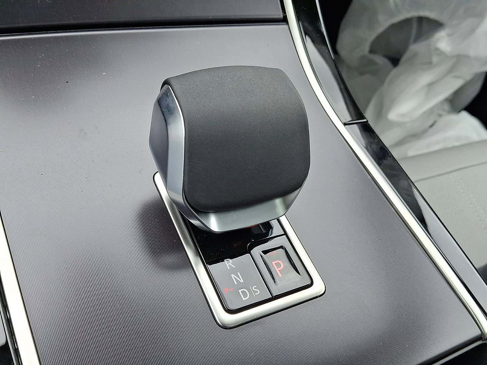 Certified 2026 Land Rover Range Rover Velar Dynamic SE image 25