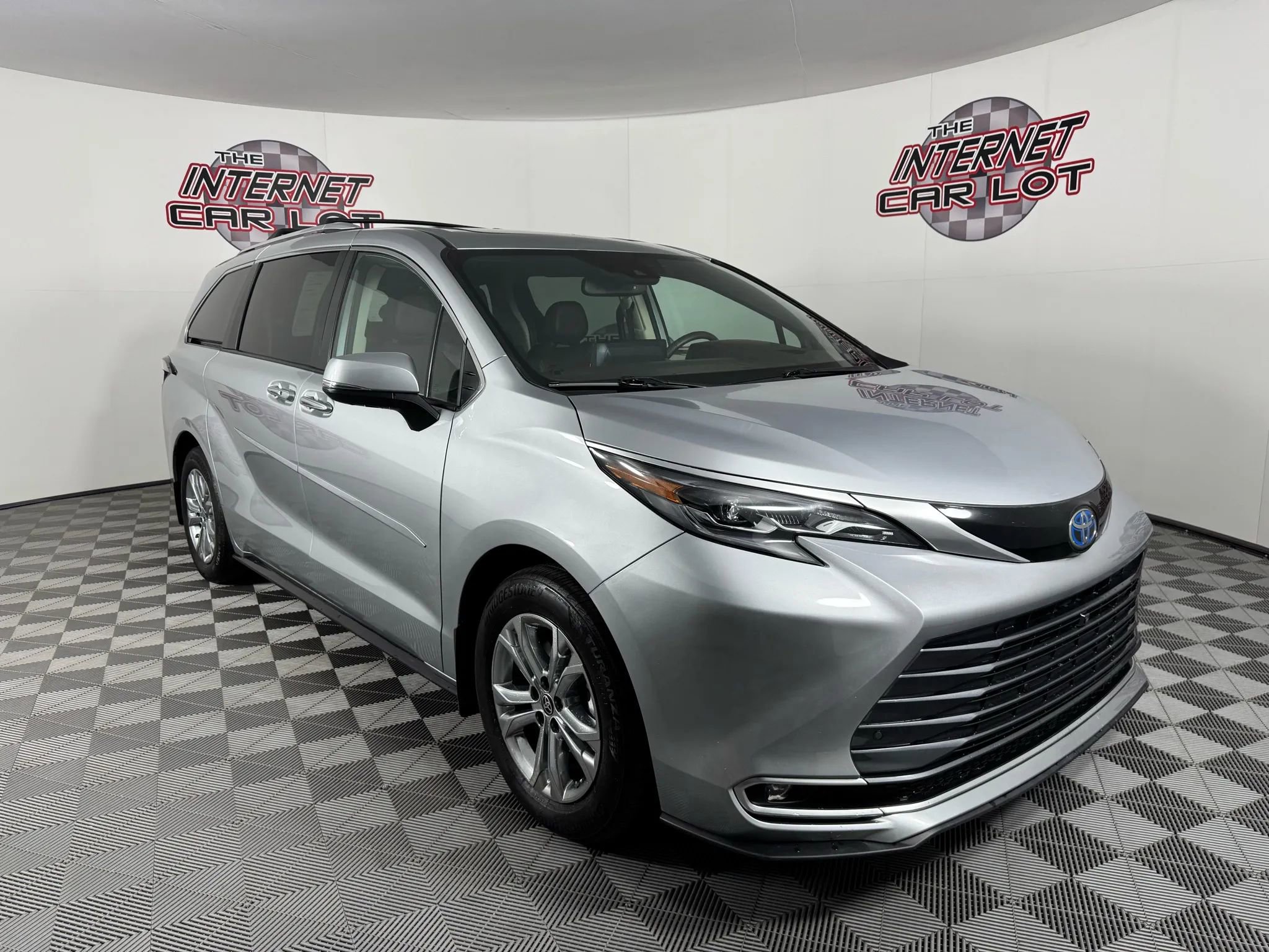 Used 2024 Toyota Sienna Platinum image 9