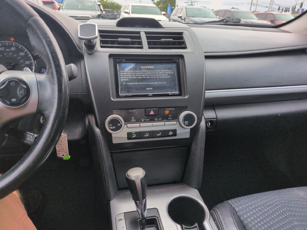 Used 2014 Toyota Camry SE w/ Moonroof Package FWD image 18