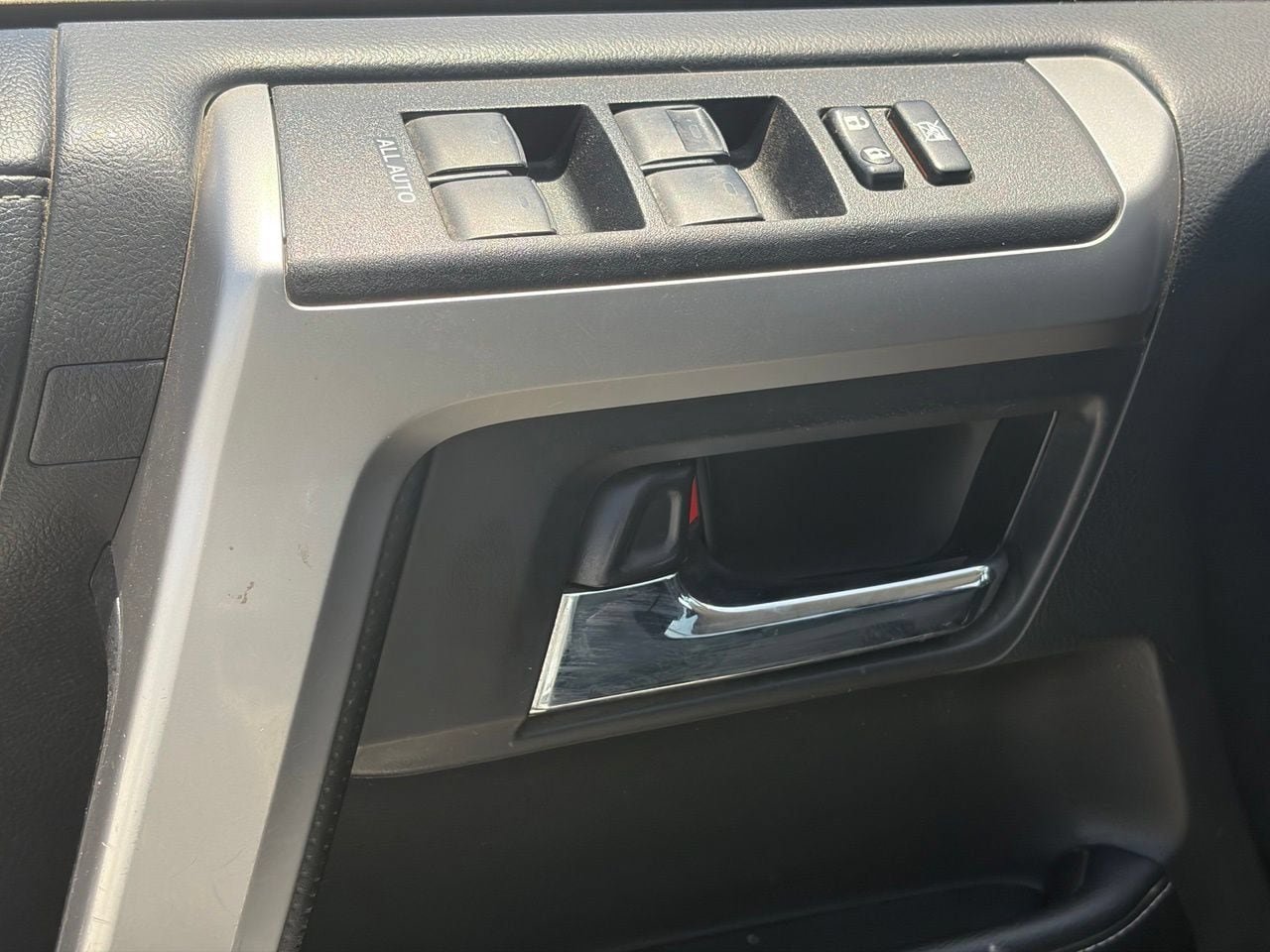 Used 2018 Toyota 4Runner SR5 AWD/4WD image 6