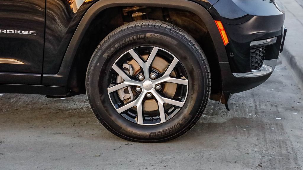 Certified 2024 Jeep Grand Cherokee L Limited w/ Luxury Tech Group II image 11