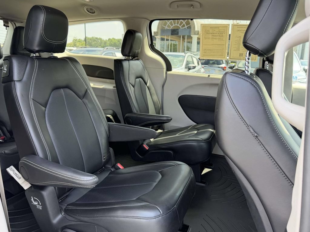 Used 2024 Chrysler Pacifica Touring-L FWD image 13