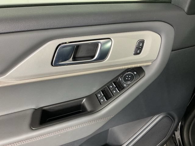 Used 2026 Ford Explorer Active AWD/4WD image 13