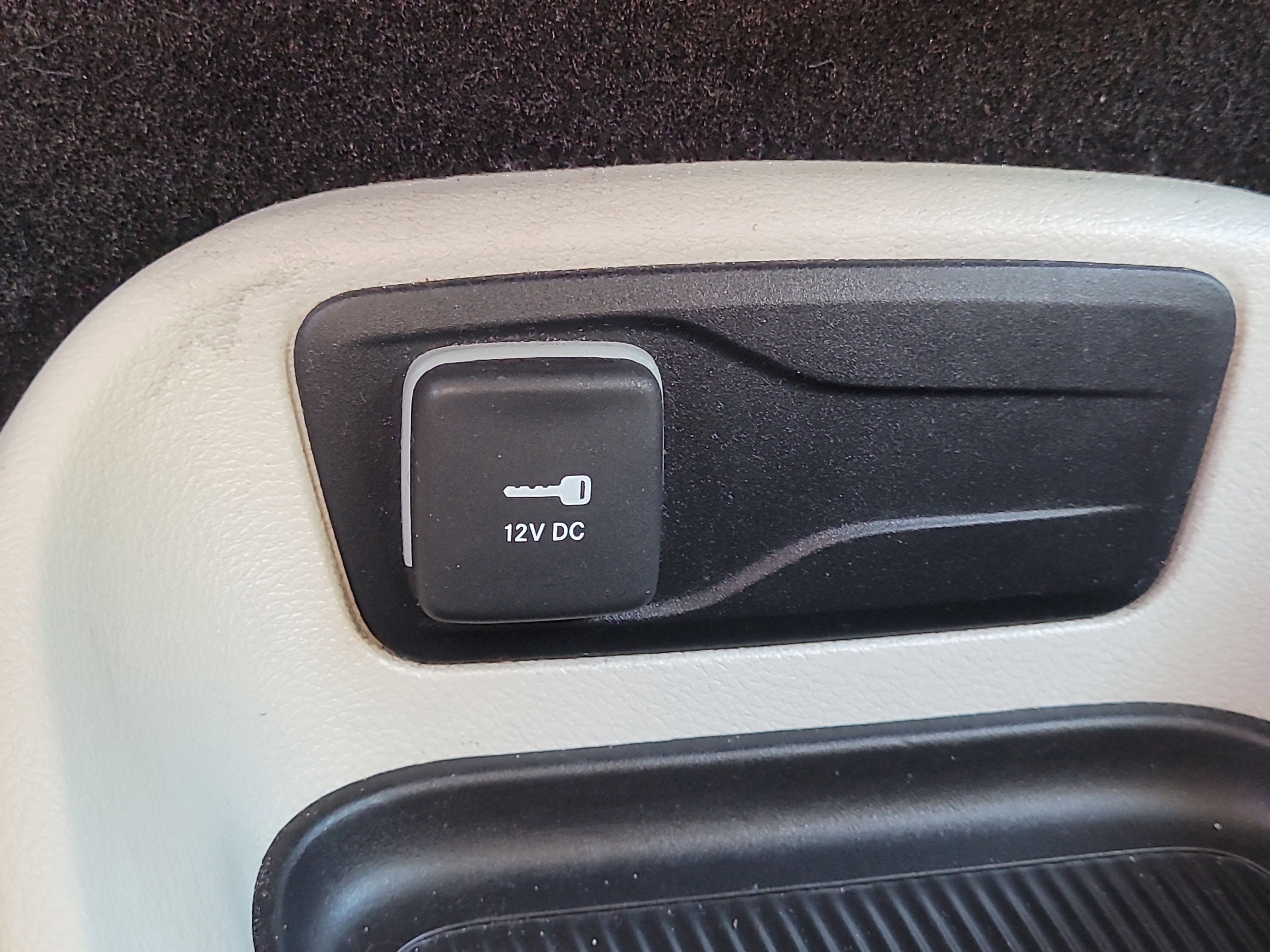 Used 2022 Chrysler Voyager LX image 29