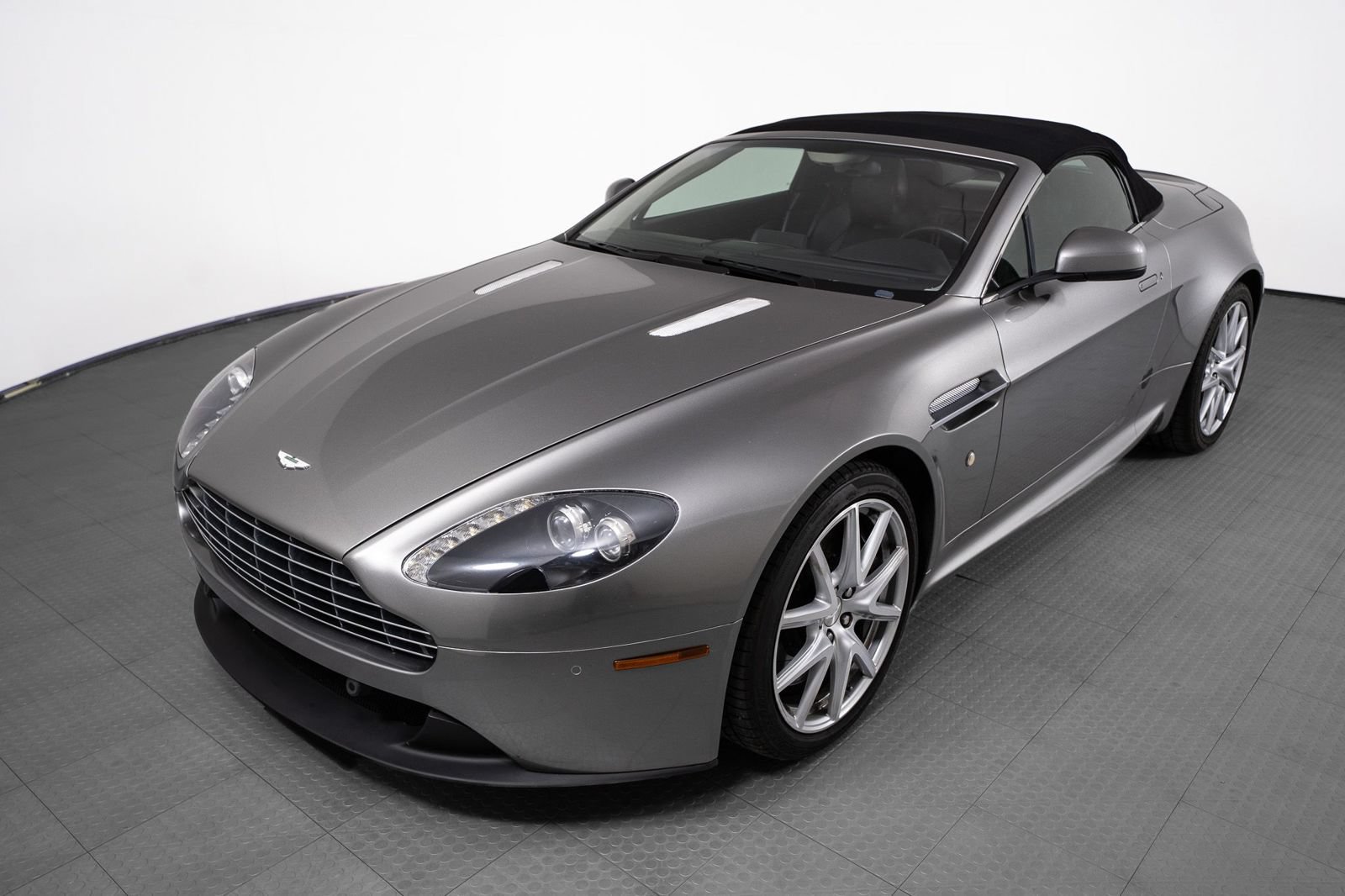Used 2012 Aston Martin V8 Vantage Roadster RWD image 43