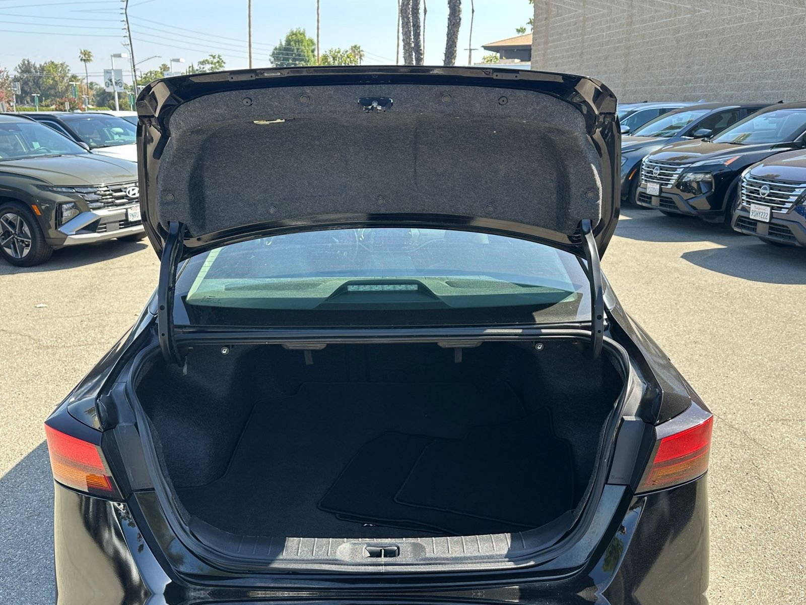 Used 2025 Nissan Altima 2.5 SV FWD image 31