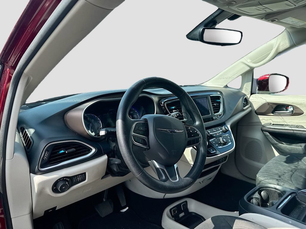 Used 2019 Chrysler Pacifica Touring Plus w/ Tire & Wheel Group FWD image 9