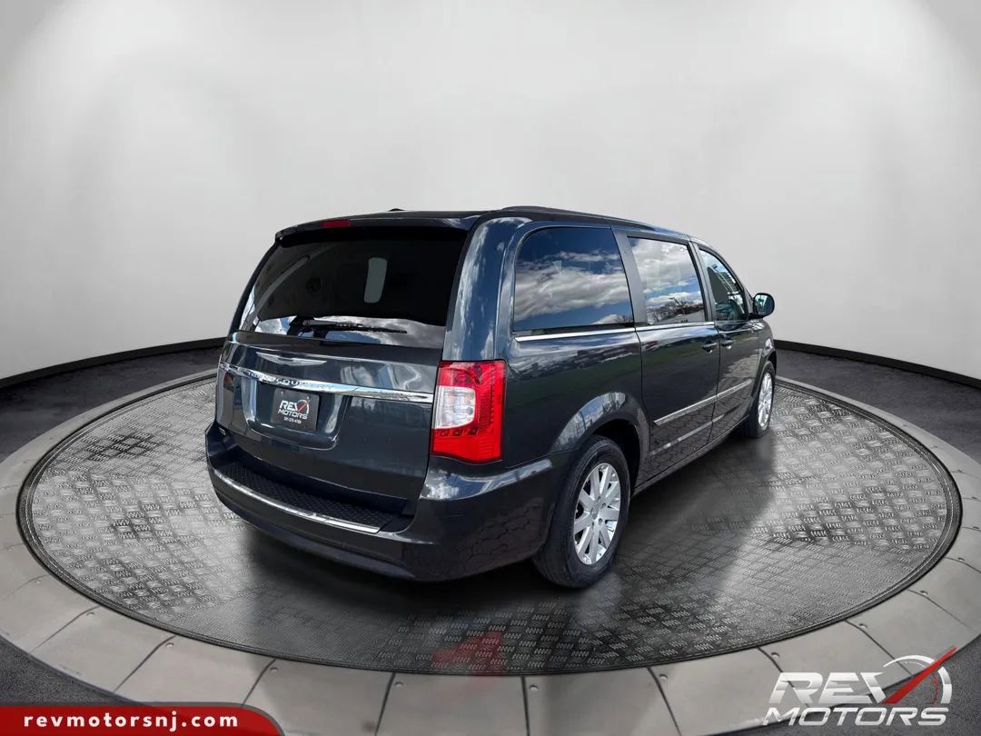 Used 2014 Chrysler Town & Country Touring image 5