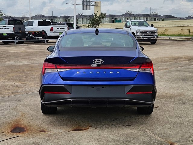 Used 2025 Hyundai Elantra SEL FWD image 4