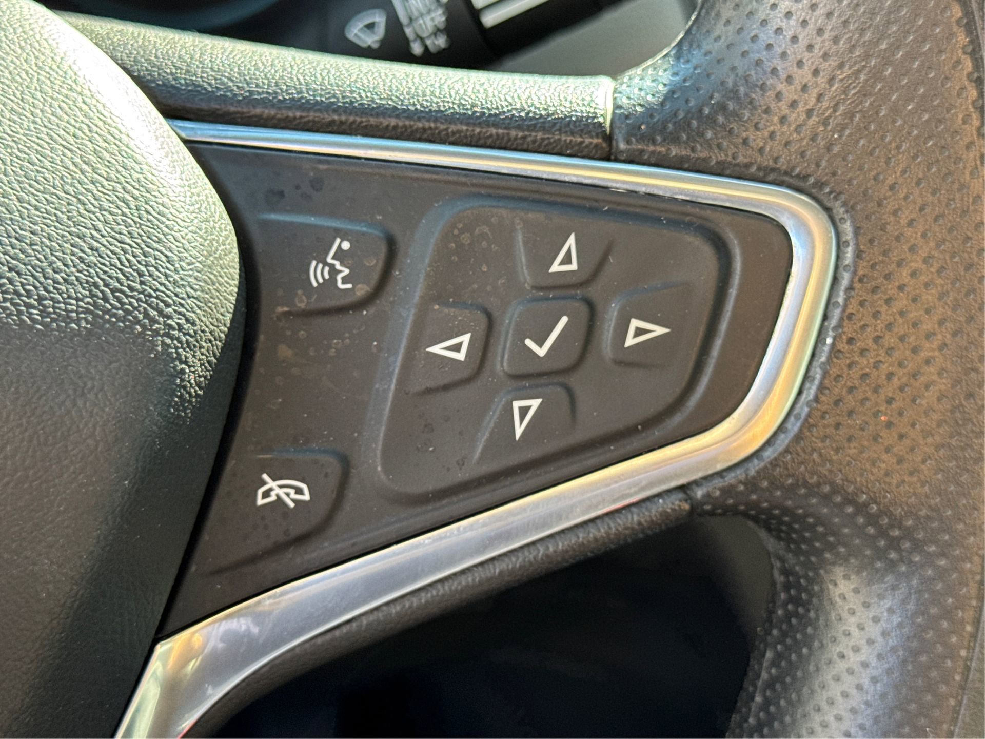 Used 2023 Chevrolet Equinox LS image 33