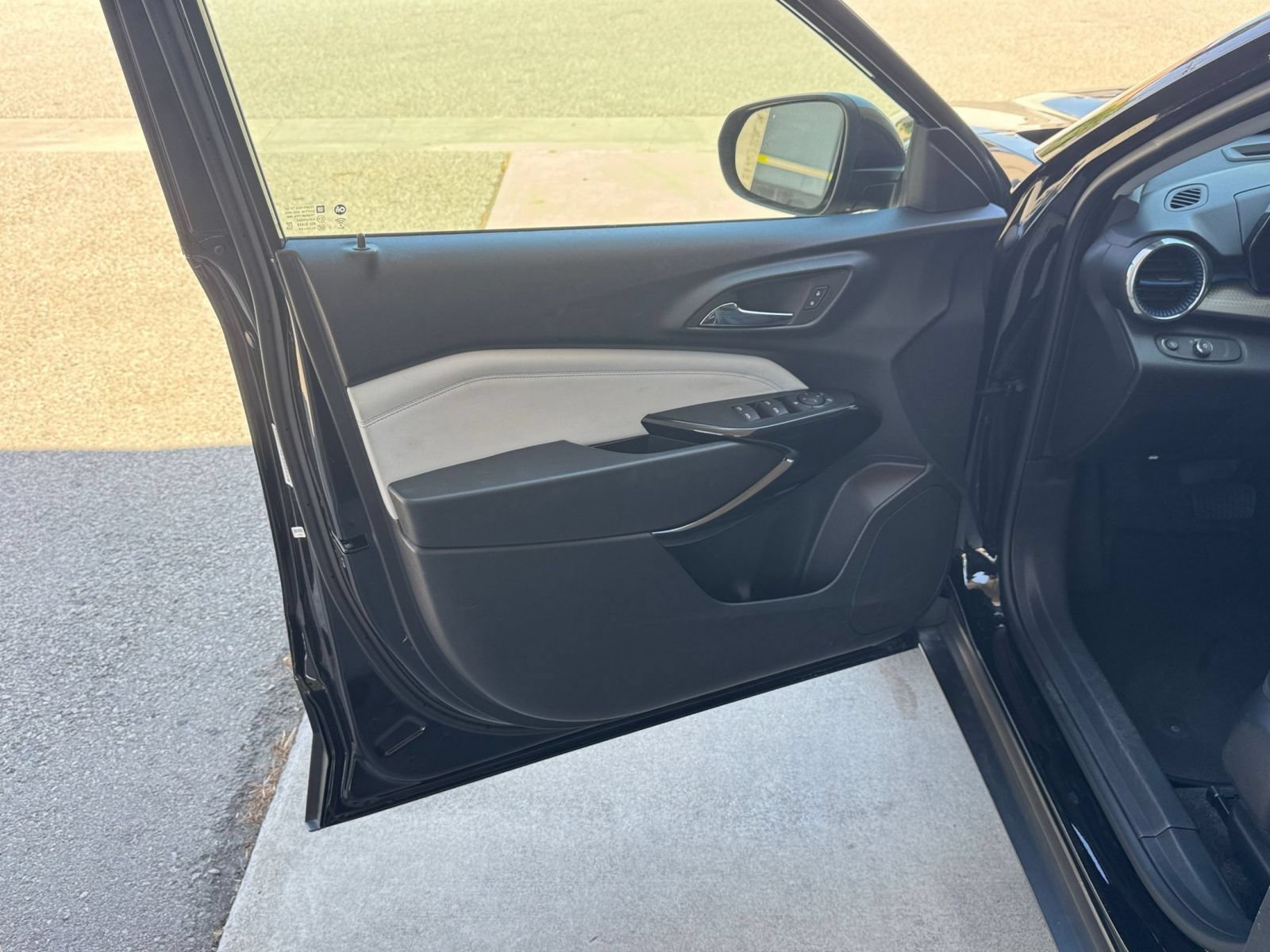 Used 2025 Chevrolet Trax LT FWD image 18