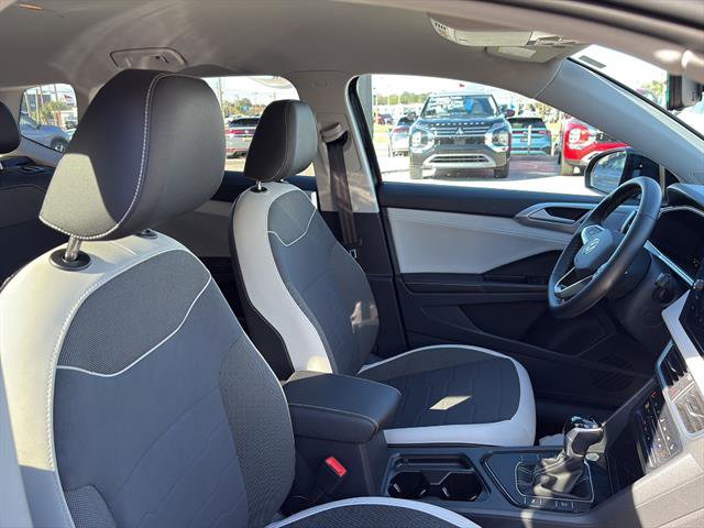 Certified 2025 Volkswagen Taos SE image 9