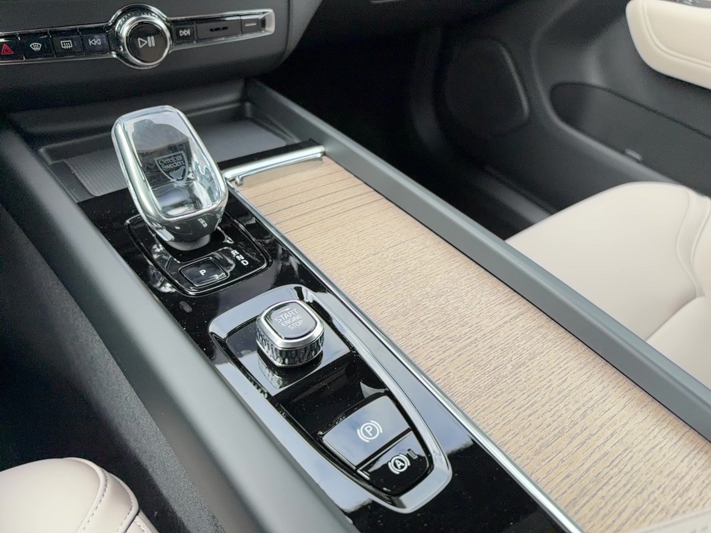 New 2027 Volvo XC60 B5 Core AWD/4WD image 24