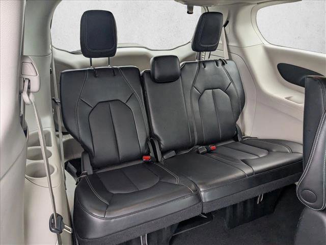Used 2024 Chrysler Pacifica Select image 27