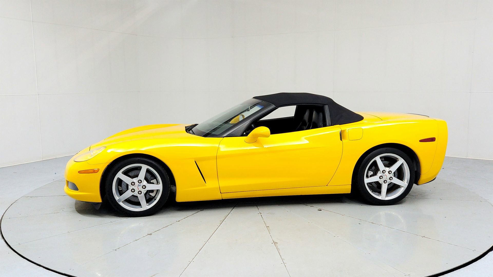 Used 2005 Chevrolet Corvette Convertible w/ Preferred Equipment Group image 2