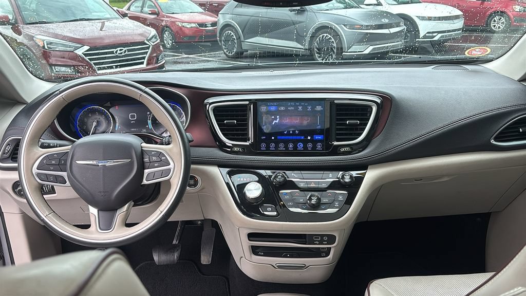 Used 2017 Chrysler Pacifica Limited FWD image 12