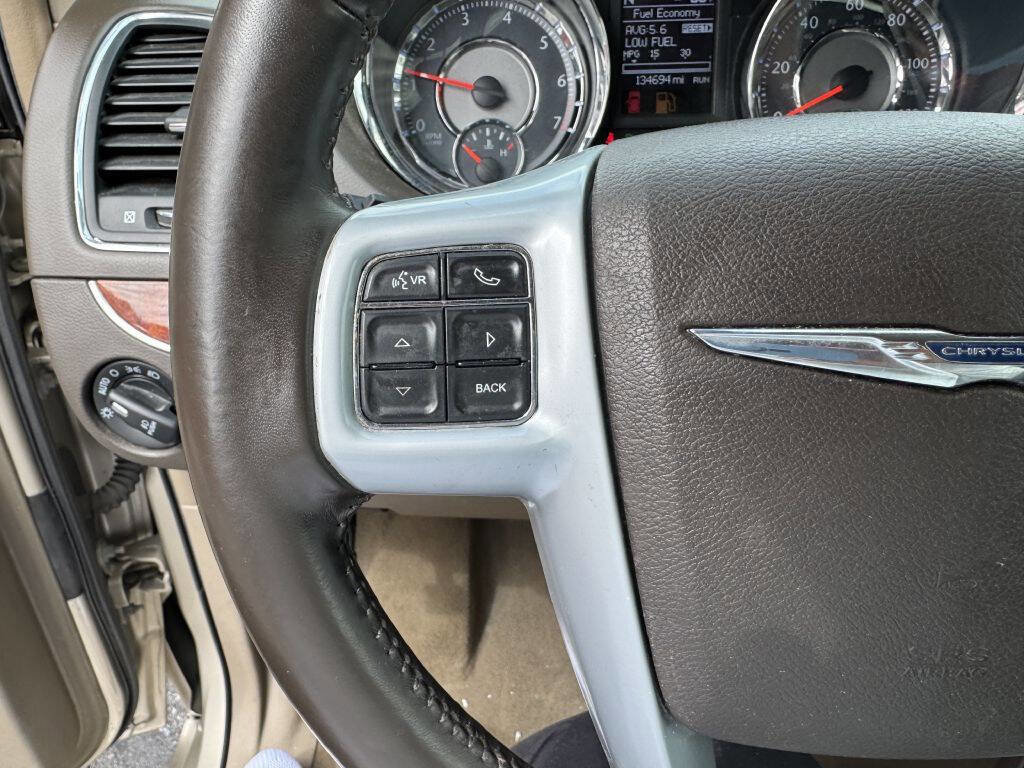 Used 2014 Chrysler Town & Country Touring-L FWD image 19