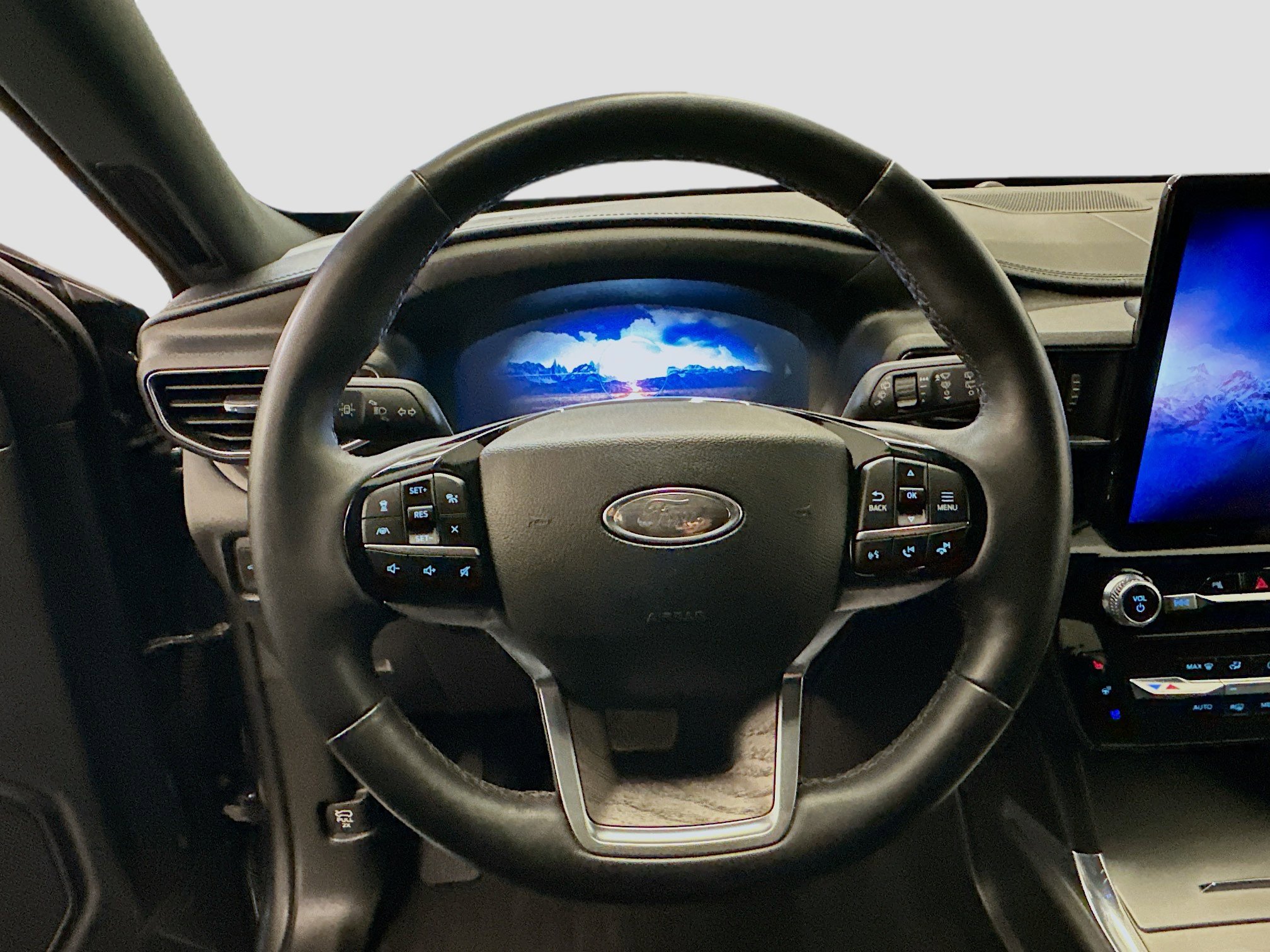 Used 2023 Ford Explorer Platinum w/ Technology Package AWD/4WD image 18