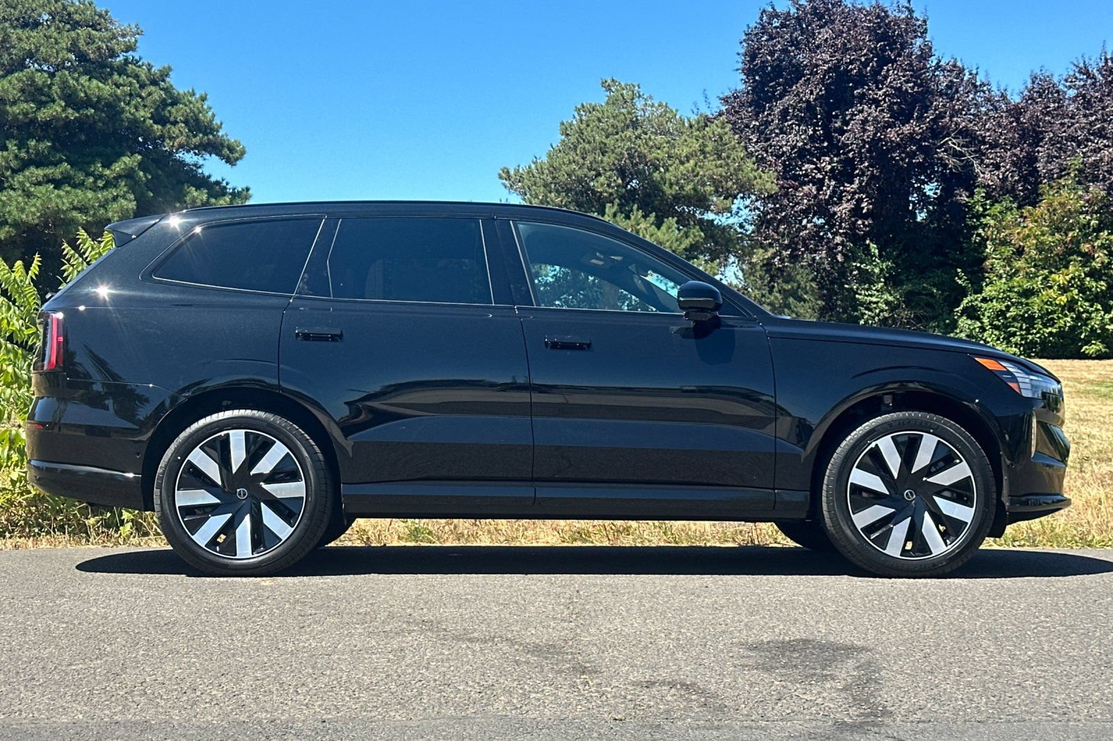 New 2026 Volvo EX90 Plus AWD/4WD image 2