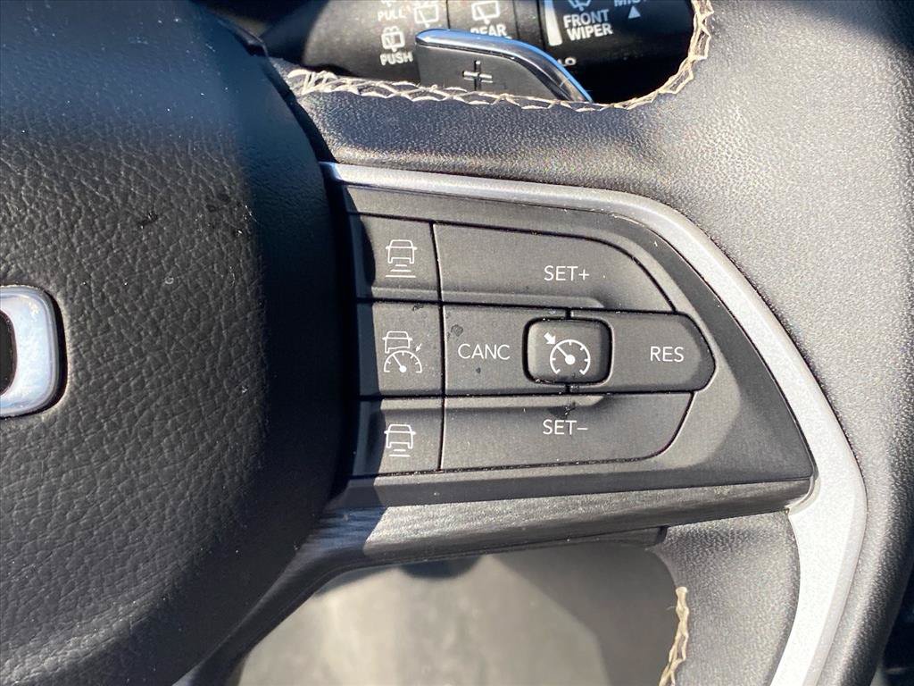Used 2024 Jeep Grand Cherokee L Altitude AWD/4WD image 17