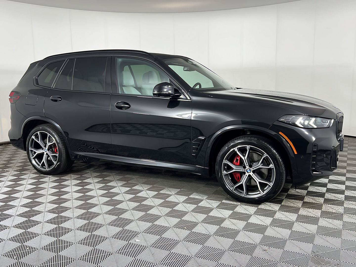 New 2026 BMW X5 xDrive40i w/ M Sport Package AWD/4WD image 3