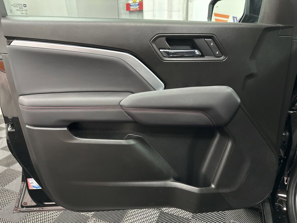 Used 2025 Chevrolet Colorado Z71 w/ Midnight Edition AWD/4WD image 18