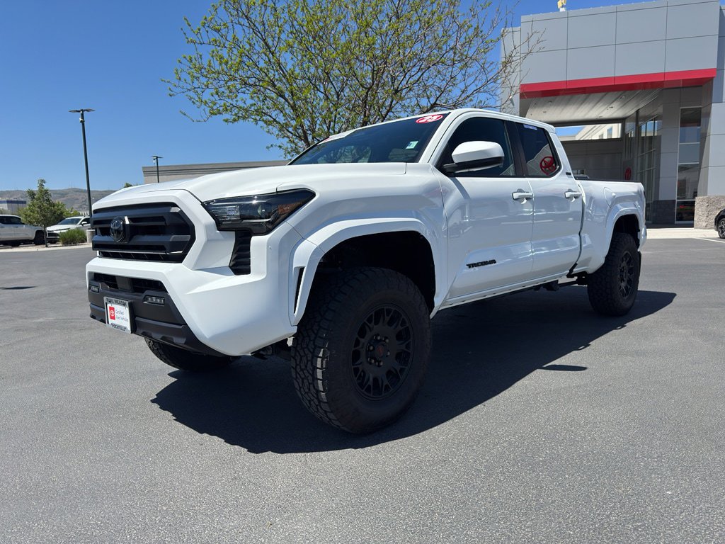 Used 2025 Toyota Tacoma SR5 AWD/4WD image 5