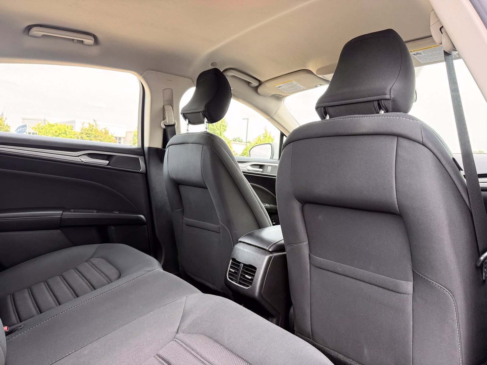 Used 2019 Ford Fusion SE FWD image 16