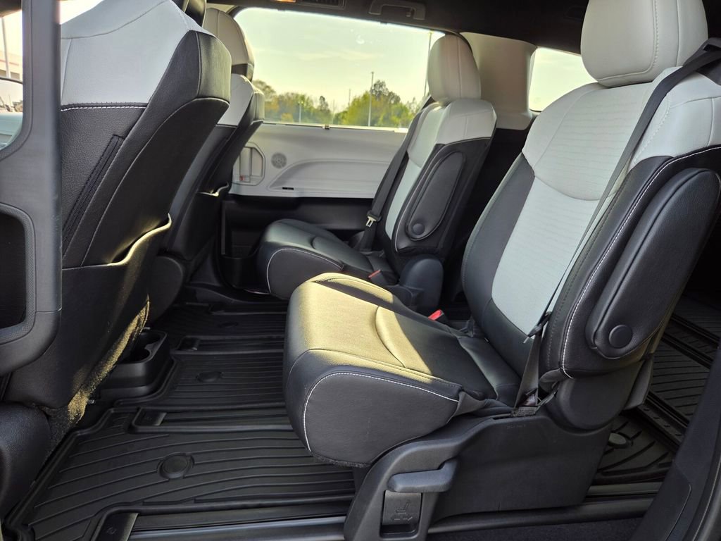 Used 2025 Toyota Sienna XSE image 5