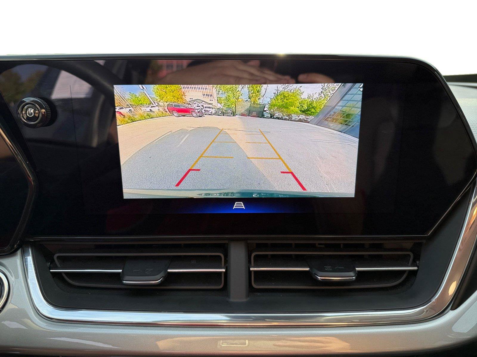 Used 2025 Chevrolet Trax LT FWD image 17