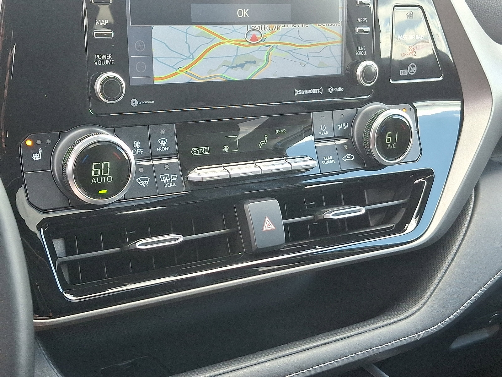 Used 2020 Toyota Highlander XLE image 17